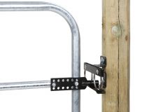 Doorzwaaisluiting voor weidepoorten